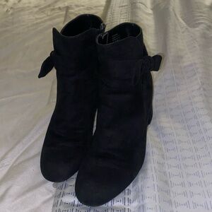 Kelly and Katie zip up bootie size 7